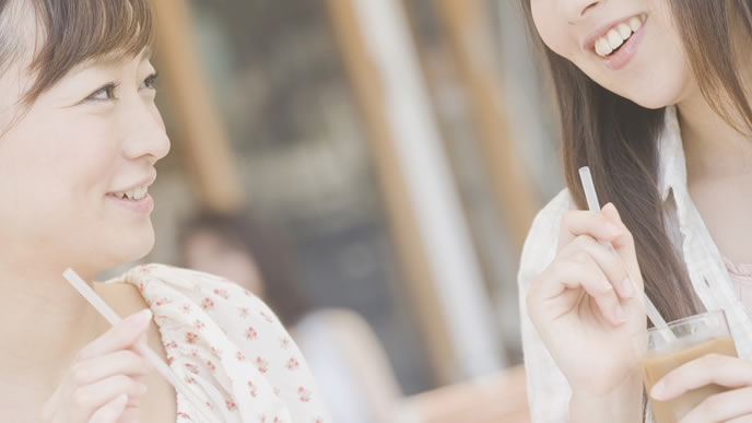 勇気を出して友人とカフェへ行った女性