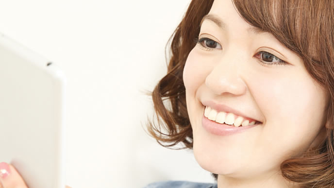 新しいアルバイト先を探す女性