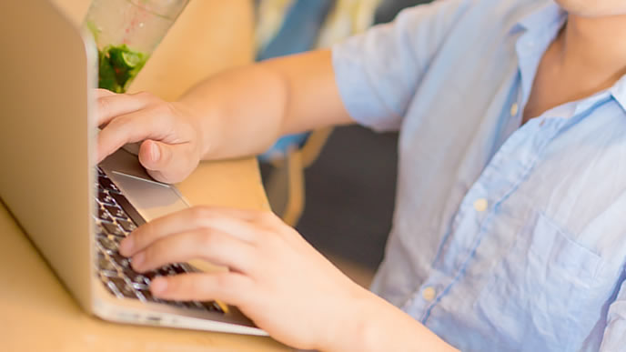 マックブックを愛用する理系男子