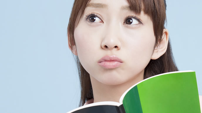 好印象を与えられる質問の答え方を模索する就活生