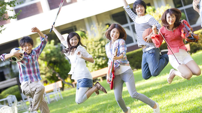 サークル活動に情熱を注ぐ大学生