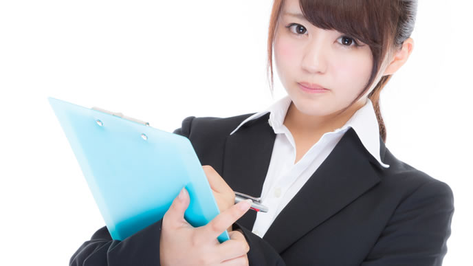 面接試験の回答をメモする人事担当者