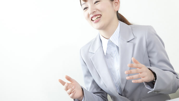 笑顔と大き目のリアクションで面接に臨む就活生