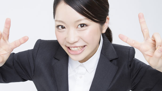 笑顔で第一希望の内定をゲットした就活生