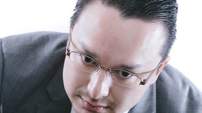 自分の給与が平均を下回りショックを受ける男性