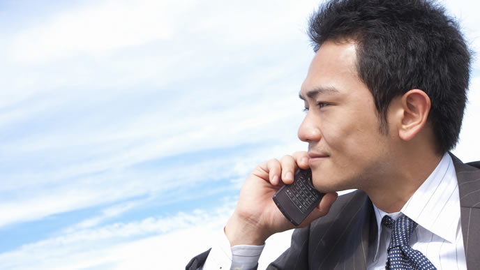 給料の格差をなくすため努力をする男性