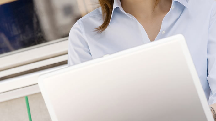 企業からのメールをチェックする就活生