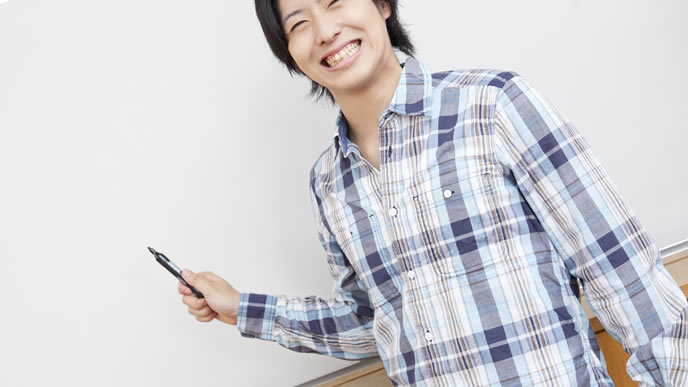 履歴書の書き方をレクチャーする企業のOB