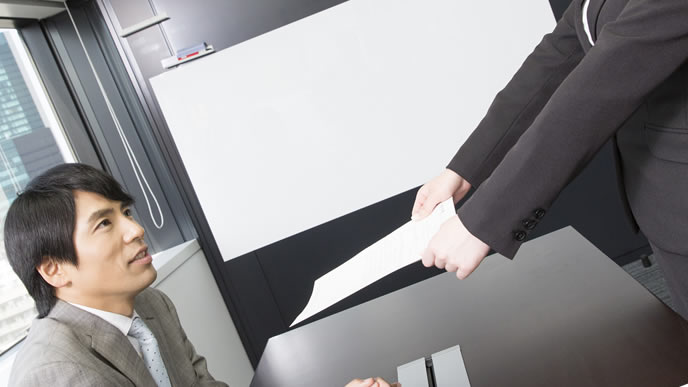 履歴書を手渡しする就活生