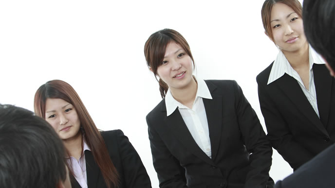 企業の集団面接に臨む就活生