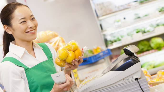 レジのパート勤務が楽しい女性