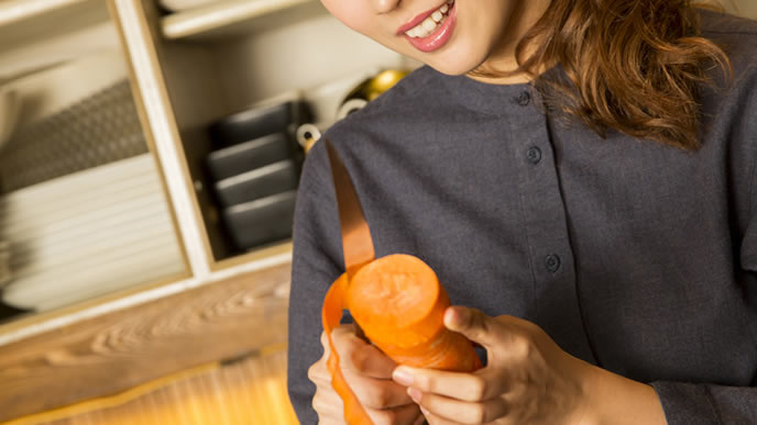 飲食店のキッチンで働く新卒採用の女性