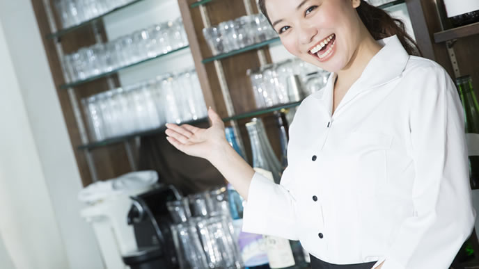 カフェでアルバイト中の女子大生