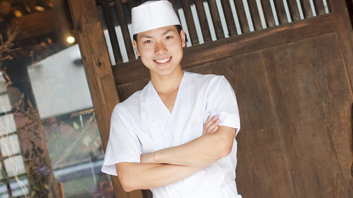 笑顔で出迎える飲食店の採用担当者