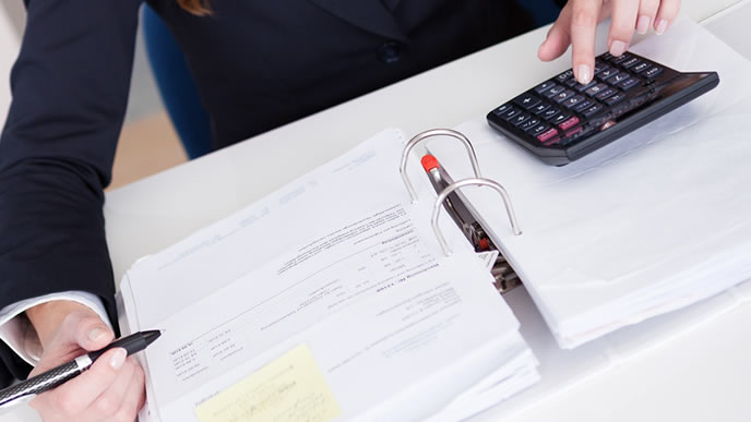 書類を整理する銀行マン