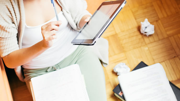 タブレットを使い志望動機を考案中の就活生