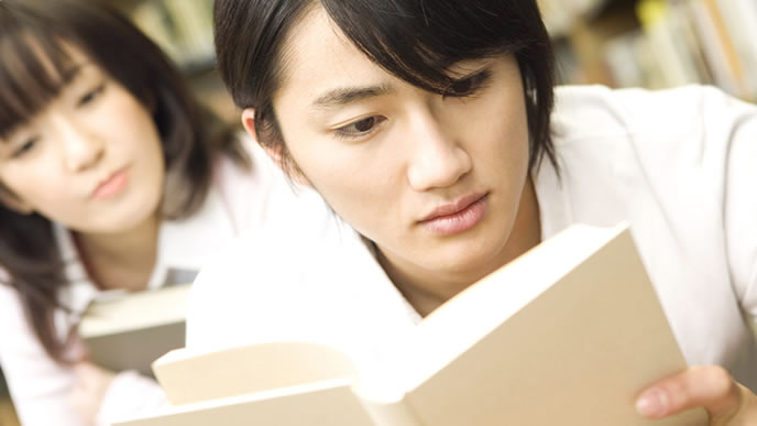 作文の就職試験に自信を付けるために本を読む就活生