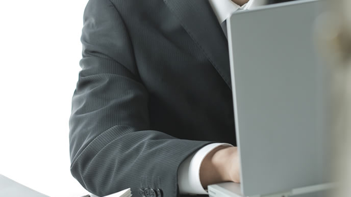 将来の手取り額を計算する新入社員