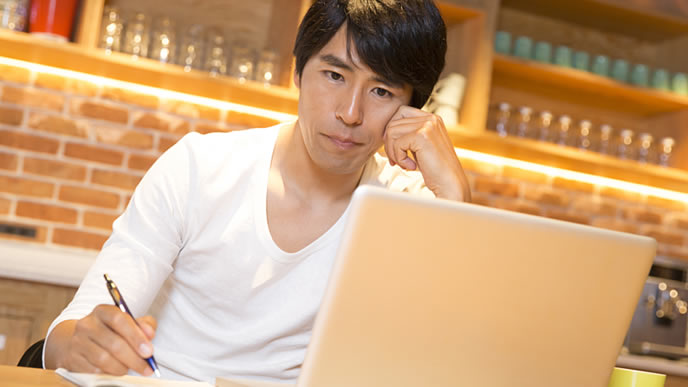 手取り額を計算して将来設計をするサラリーマン