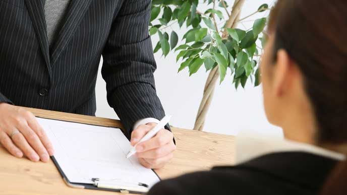 奨学金について相談してるスーツを着た女性社会人