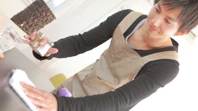 カフェでアルバイトをしている男性