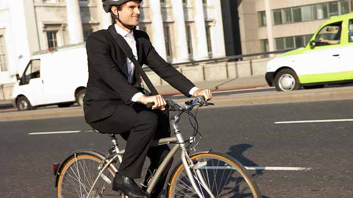 自転車通勤するサラリーマン