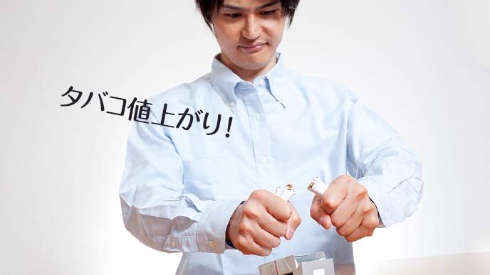タバコの束を引きちぎる男性