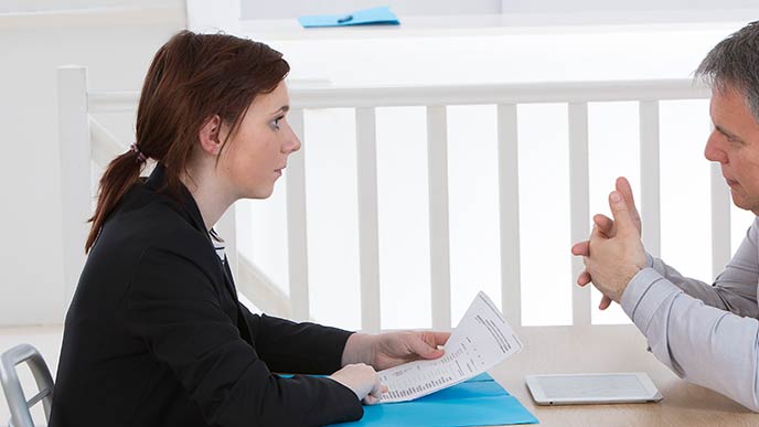 面接を受ける女性