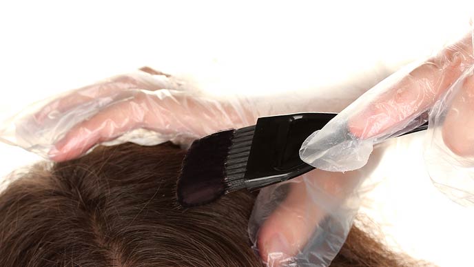 市販の黒染め用の化粧品で髪を染める