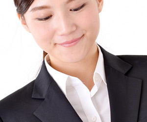 スーツ姿の女性