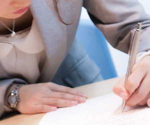 書類に記入する女性事務員