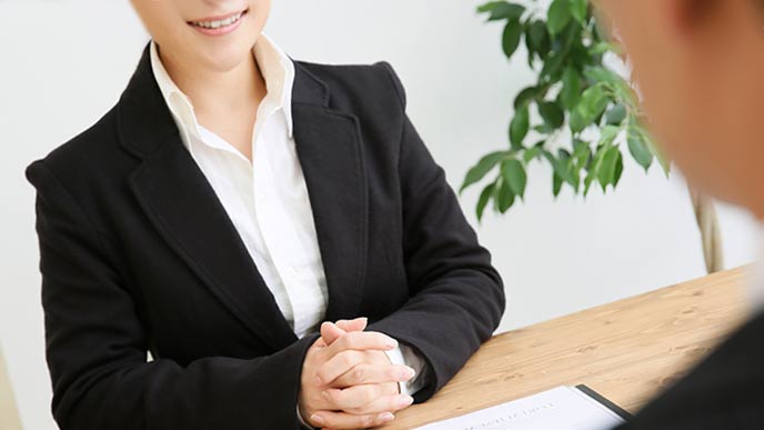 明るい受け答えをする派遣社員