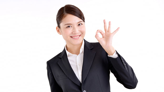 清潔な髪型のスーツ姿の女性