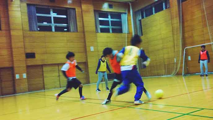 スポーツサークルでフットサルをする学生達