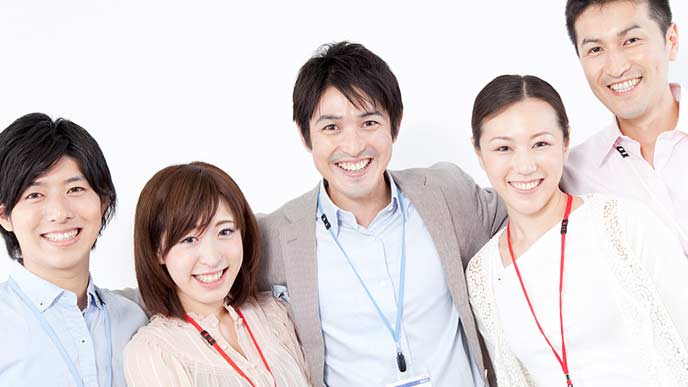 笑顔で並ぶチームスタッフ