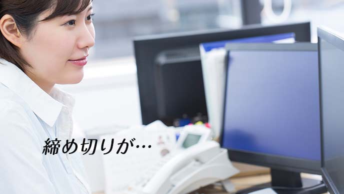 パソコンに向かって作業する女性社員