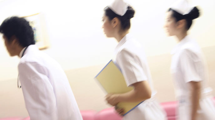 医師と看護師が診察に行く