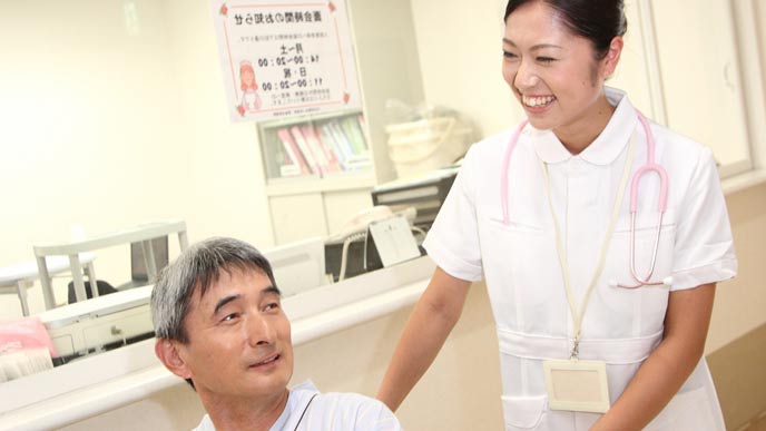 患者から笑顔で感謝される看護師