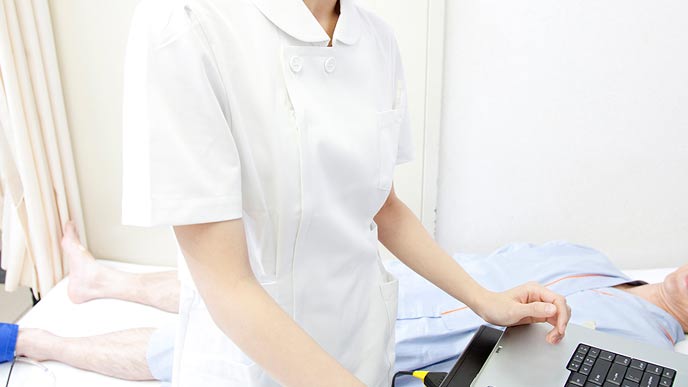 患者を検査する看護師
