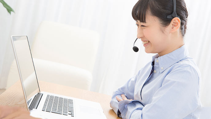 インカムしてチャットする女性