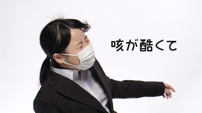 マスクをして咳をする女学生