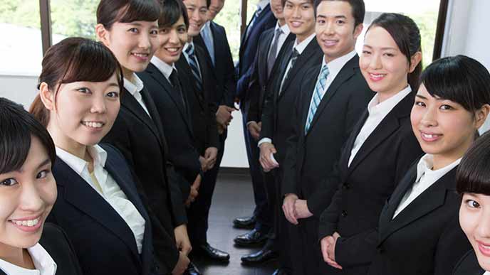 居並ぶ面接待ちの学生達