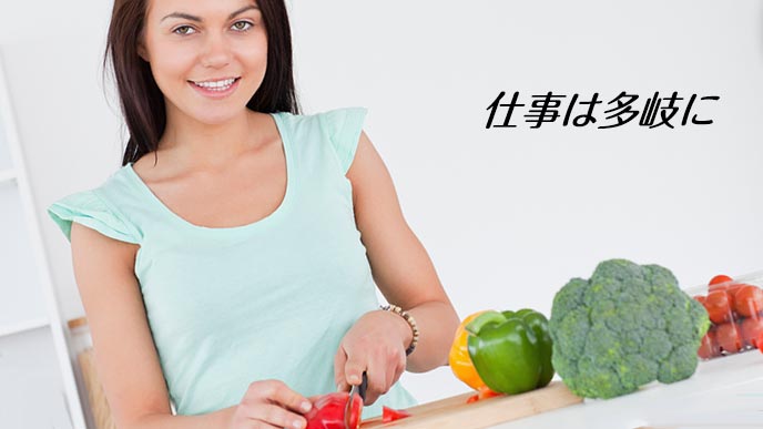 野菜を切る女性