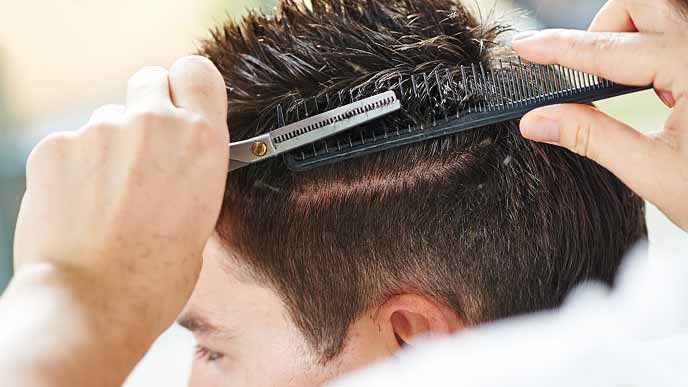 散髪する男性