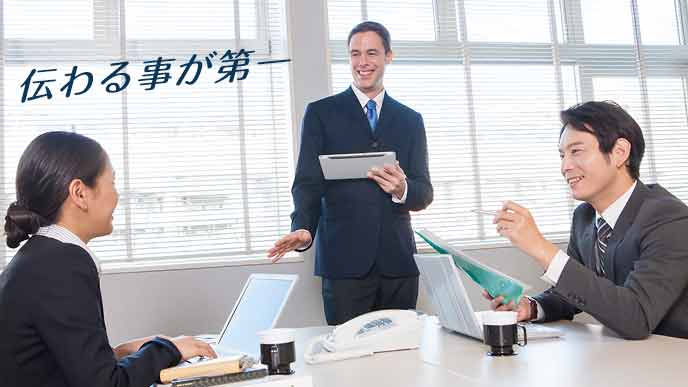 会話する外国人社員と日本人