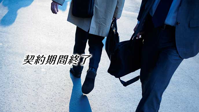 夕方の帰宅時間に歩くサラリーマン
