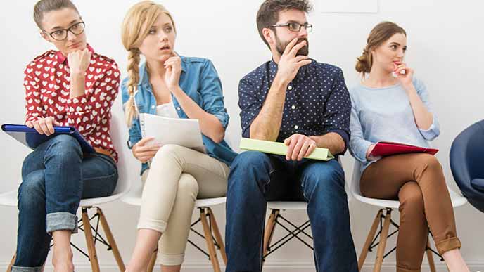 隣り合わせになって話を聞く男女