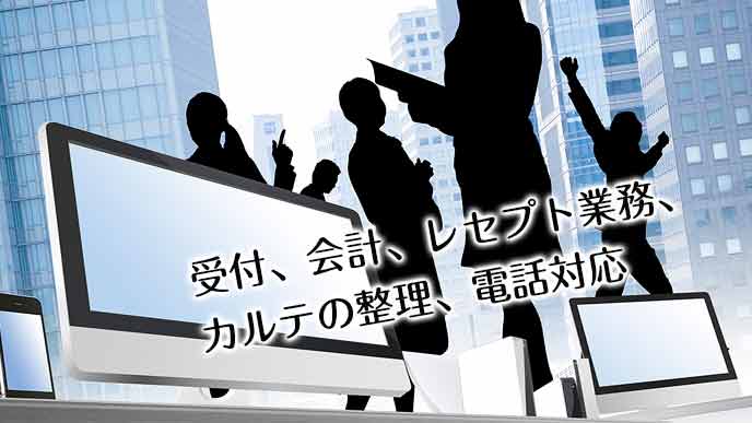 パソコンモニターが並ぶ前で色々な仕事をこなす女性