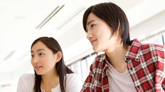 授業の合間に会話する学生