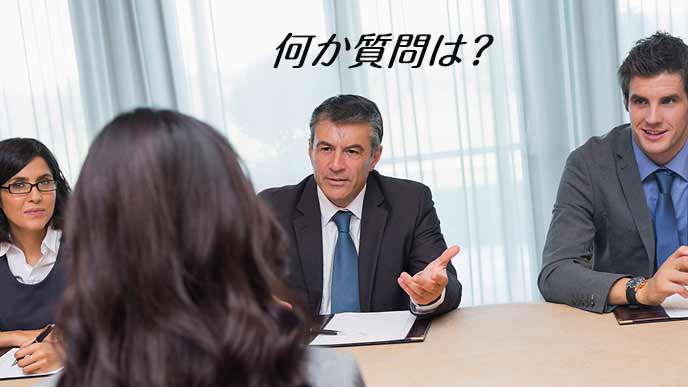 面接官から質問を受ける女性